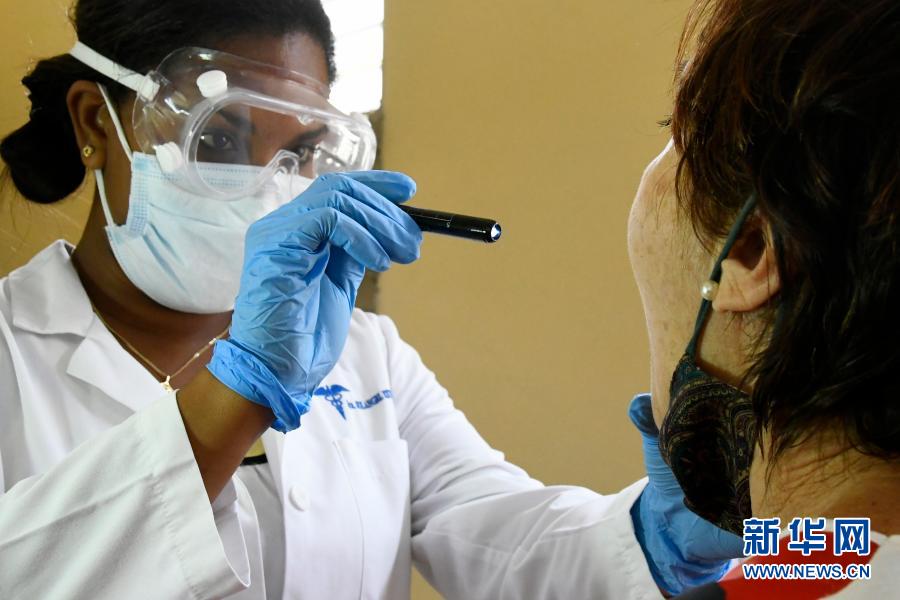 　　1月28日，在古巴首都哈瓦那一处综合诊所，医务人员为接种疫苗的志愿者做检查。　　古巴本土研发的“主权02”新冠候选疫苗于去年12月下旬进入Ⅱ期临床试验阶段，是拉美地区首款到达该阶段的本土研发新冠候选疫苗。近日，研究人员在目前的Ⅱ期临床试验中扩大样本量，为900名年龄在19至80岁之间的志愿者注射该疫苗。古巴芬利疫苗研究所所长比森特·贝雷斯表示，古巴计划在今年年内为古巴全民免费接种“主权02”。　　新华社发（华金·埃尔南德斯 摄）