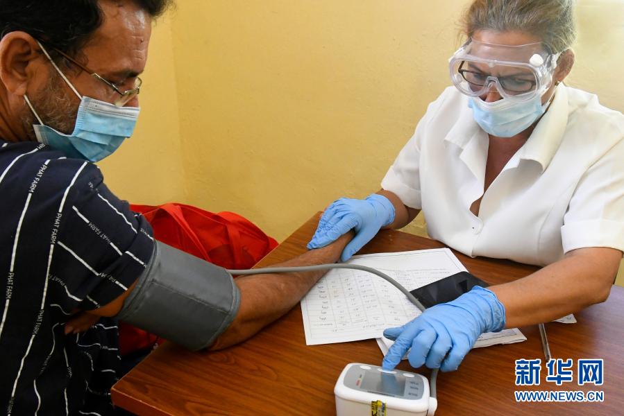 　　1月28日，在古巴首都哈瓦那一处综合诊所，医务人员为接种疫苗的志愿者做检查。新华社发（华金·埃尔南德斯 摄）