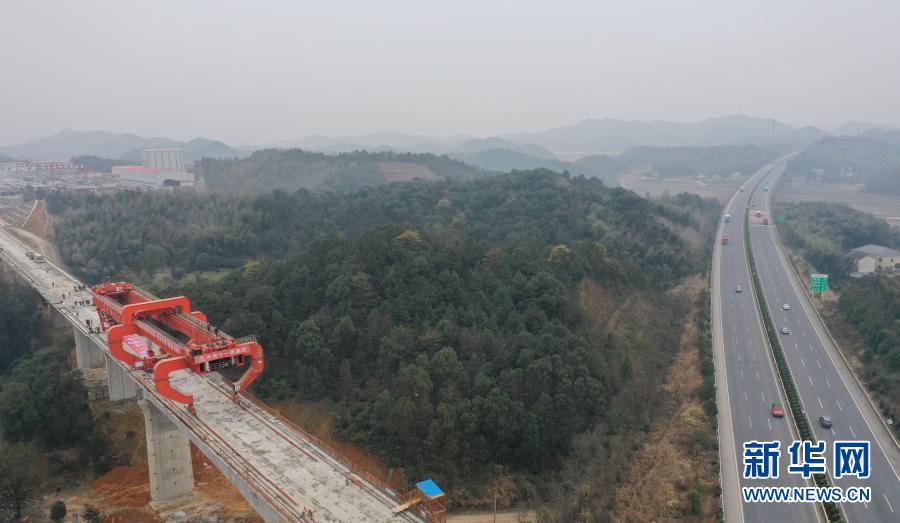 　　1月31日拍摄的常益长高铁六标箱梁架设现场（无人机照片）。新华社记者 赵众志 摄