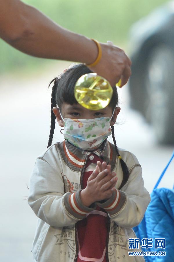 2月1日，学生在泰国曼谷一所学校门口接受双手消毒。新华社发（拉亨摄）