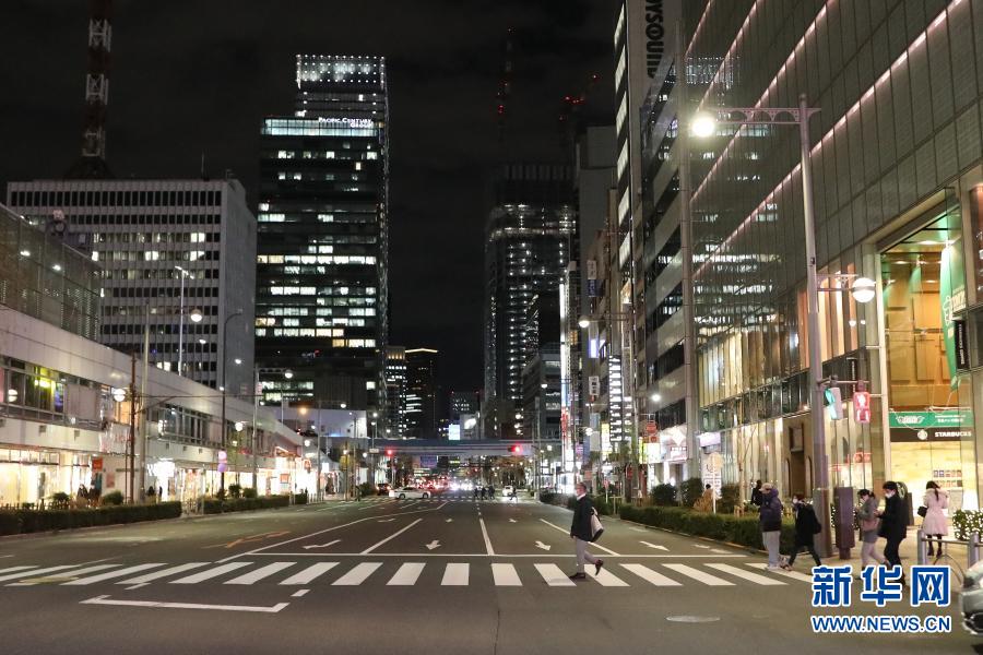 　　2月2日，在日本东京，人们戴口罩出行。　　日本首相菅义伟2日晚宣布，对于11个原定实施紧急状态到2月7日的都府县，除栃木县到期解除外，东京都、大阪府等其余10个都府县的紧急状态将延长到3月7日。　　新华社记者 杜潇逸 摄