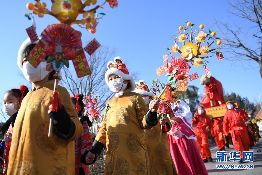 　　2月2日，小朋友扮演的“春娃”在活动上“喊春”。　　立春将至，北京东城区建国门街道在古观象台举办“风车迎春，鞭打春牛”民俗活动，迎接春天的到来。　　新华社记者 鞠焕宗 摄