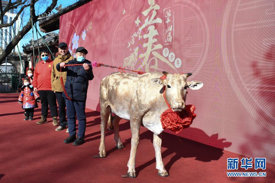 　　2月2日，市民汪维信在“鞭打春牛”。　　立春将至，北京东城区建国门街道在古观象台举办“风车迎春，鞭打春牛”民俗活动，迎接春天的到来。　　新华社记者 鞠焕宗 摄