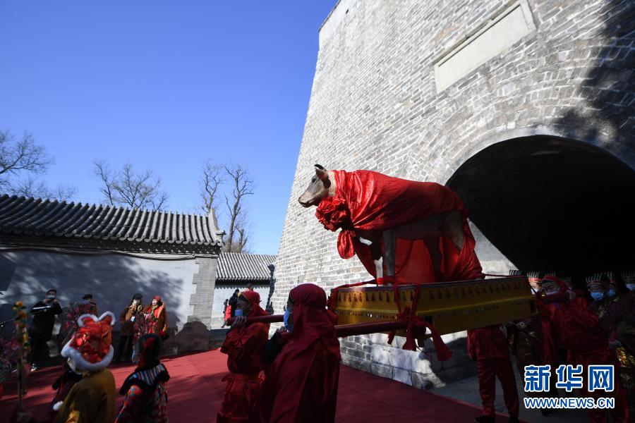 　　2月2日，礼仪官抬着“春牛”进入古观象台。　　立春将至，北京东城区建国门街道在古观象台举办“风车迎春，鞭打春牛”民俗活动，迎接春天的到来。　　新华社记者 鞠焕宗 摄