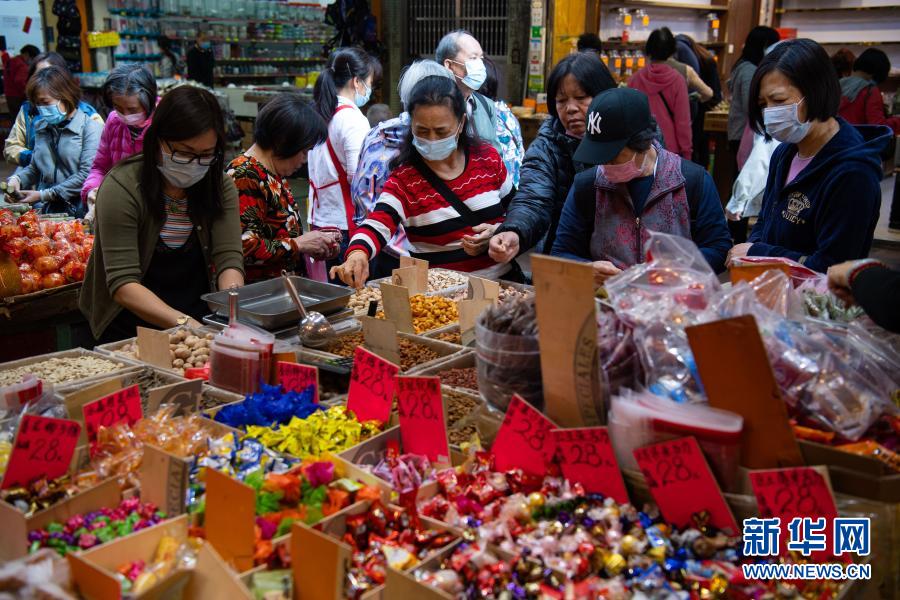 　　2月3日，澳门市民在选购食品。　　临近春节，澳门居民纷纷出门选购食品、花卉、新春挂饰，为迎接农历新年做准备。　　新华社记者 张金加 摄