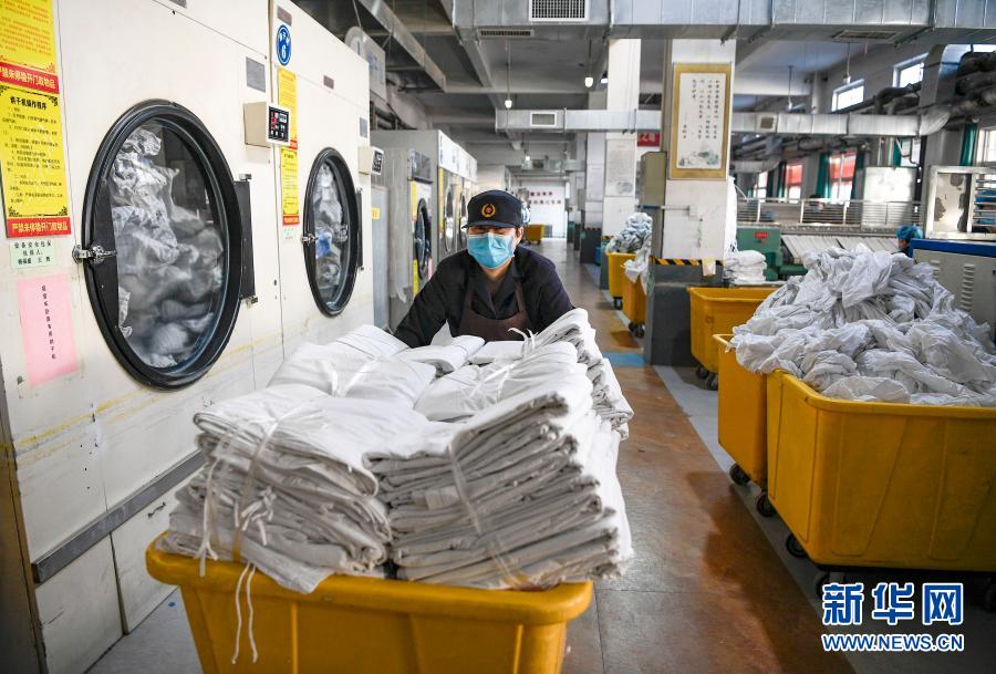 　　2月3日，中国铁路兰州局集团有限公司银川客运段供应车间洗涤厂工人将烘干打包好的卧具入库。　　春运期间，铁路部门加强对列车卧具、窗帘、枕套、台布等物品的洗涤与卫生消毒，严把列车疫情防控关，保障旅客出行安全。　　新华社记者 冯开华 摄