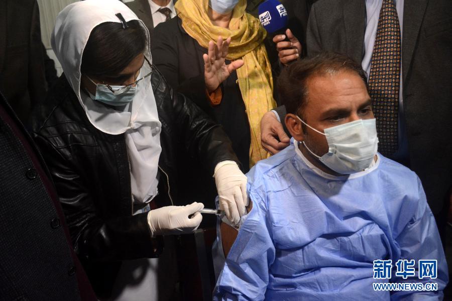 　　2月3日，一名医务人员在巴基斯坦拉合尔接种中国国药集团的新冠疫苗。　　巴基斯坦3日启动“国家新冠免疫计划”，在全国范围内为一线医务人员接种中国国药集团的新冠疫苗。巴规划、发展与特别项目部长阿萨德·奥马尔在首都伊斯兰堡出席启动仪式时，对中国政府向巴方提供疫苗援助表示感谢。　　新华社发（萨贾德 摄）