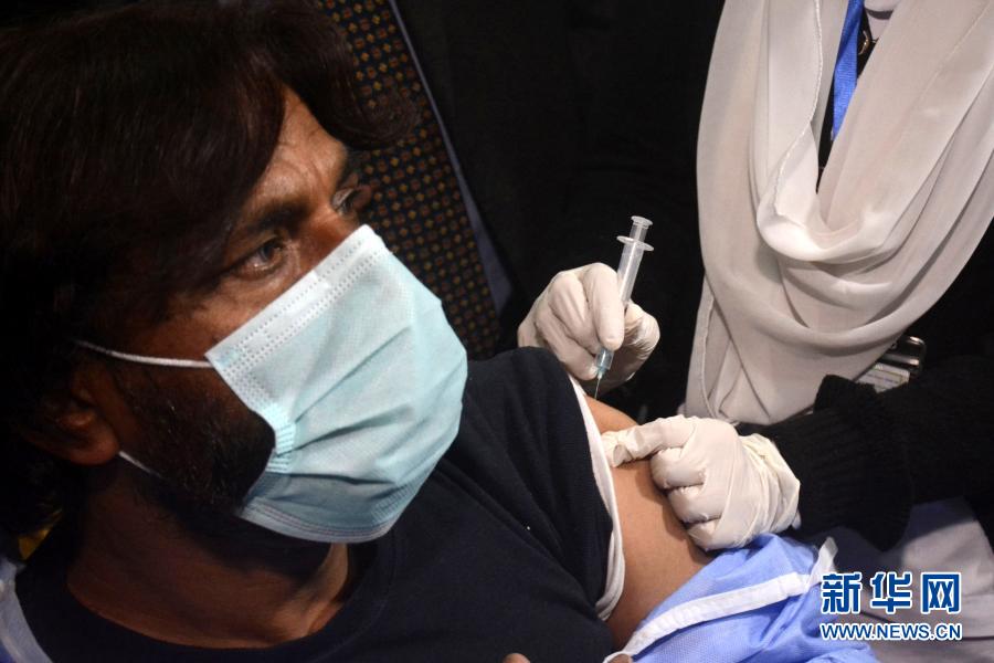 　　2月3日，一名医务人员在巴基斯坦拉合尔接种中国国药集团的新冠疫苗。　　巴基斯坦3日启动“国家新冠免疫计划”，在全国范围内为一线医务人员接种中国国药集团的新冠疫苗。巴规划、发展与特别项目部长阿萨德·奥马尔在首都伊斯兰堡出席启动仪式时，对中国政府向巴方提供疫苗援助表示感谢。　　新华社发（萨贾德 摄）