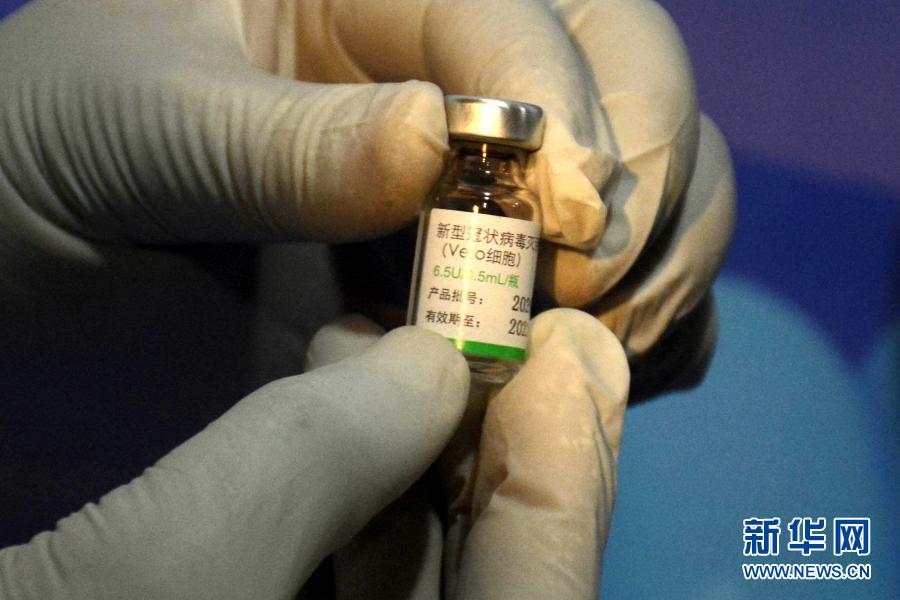 　　2月3日，一名医务人员在巴基斯坦拉合尔手持中国国药集团的新冠疫苗。　　巴基斯坦3日启动“国家新冠免疫计划”，在全国范围内为一线医务人员接种中国国药集团的新冠疫苗。巴规划、发展与特别项目部长阿萨德·奥马尔在首都伊斯兰堡出席启动仪式时，对中国政府向巴方提供疫苗援助表示感谢。　　新华社发（萨贾德 摄）