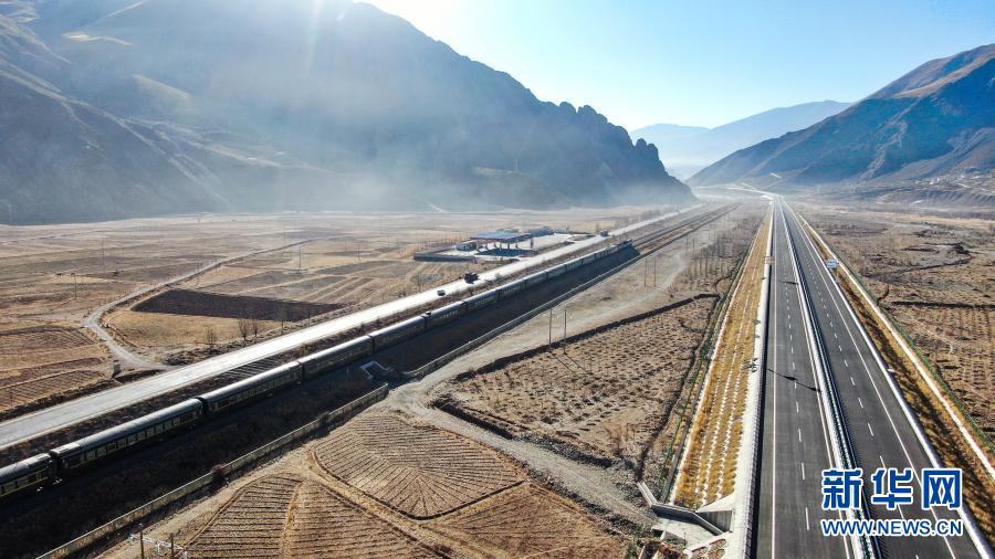 　　这是拉萨至那曲高等级公路（右）和青藏铁路沿线风光（1月28日摄，无人机照片）。　　截至2020年底，西藏公路通车里程已突破11.7万公里，较“十二五”末增长50%，高等级公路通车里程达688公里，铁路运营里程达954公里。　　新华社记者 晋美多吉 摄