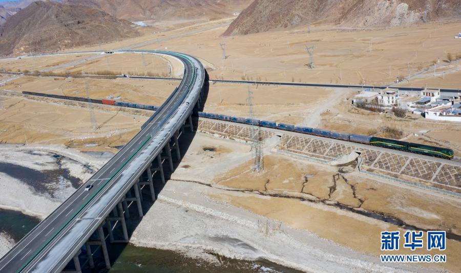 　　这是拉萨至那曲高等级公路和青藏铁路沿线风光（1月28日摄，无人机照片）。新华社记者 普布扎西 摄