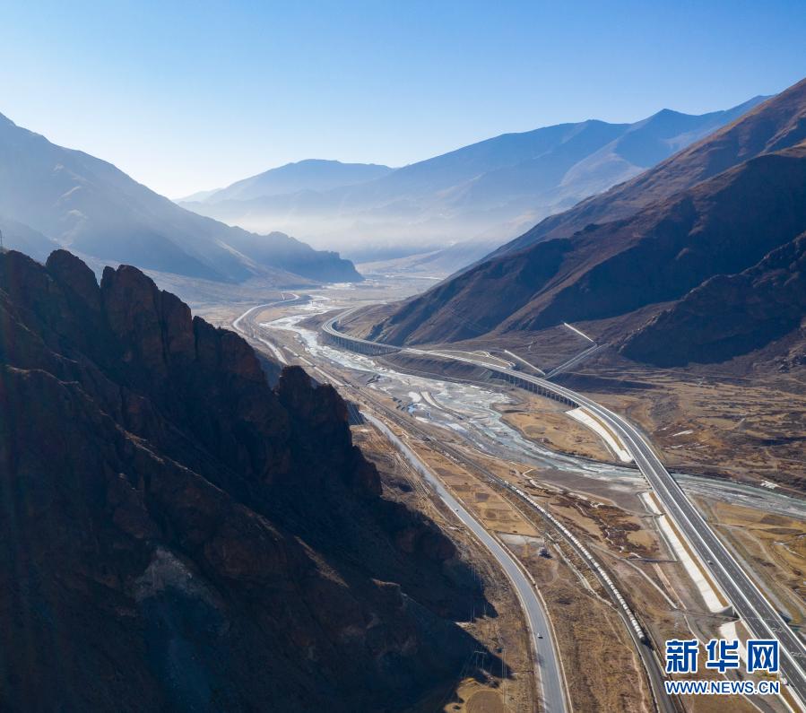 　　这是拉萨至那曲间的交通线路（1月28日摄，无人机照片）。从左到右依次为109国道、青藏铁路、高等级公路。新华社记者 孙非 摄