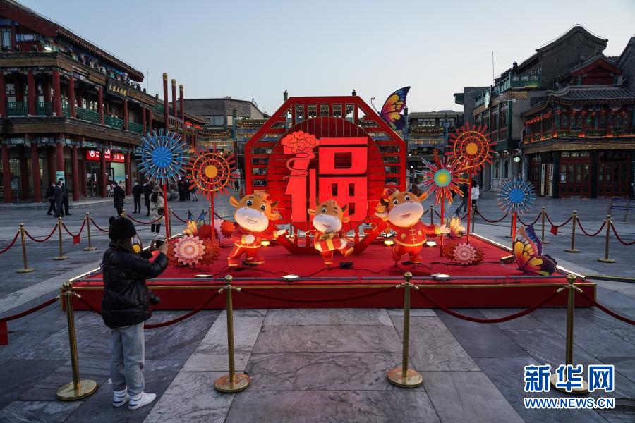 　　2月4日，市民在北京前门大街拍摄“金牛送福”景观小品。新华社记者 彭子洋 摄
