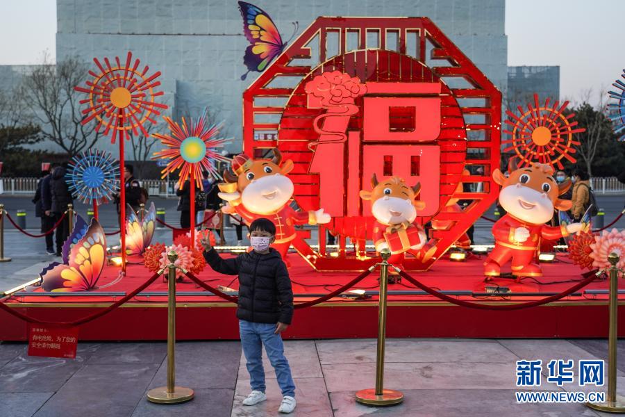 　　2月4日，一名小朋友在北京前门大街“金牛送福”景观小品前留影。新华社记者 彭子洋 摄