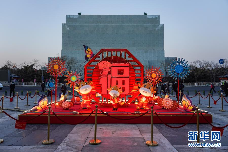 　　2月4日在北京前门大街拍摄的“金牛送福”景观小品。新华社记者 彭子洋 摄