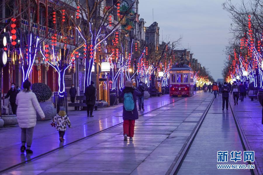 　　2月4日，北京前门大街两侧的树上挂满灯笼灯饰。新华社记者 彭子洋 摄