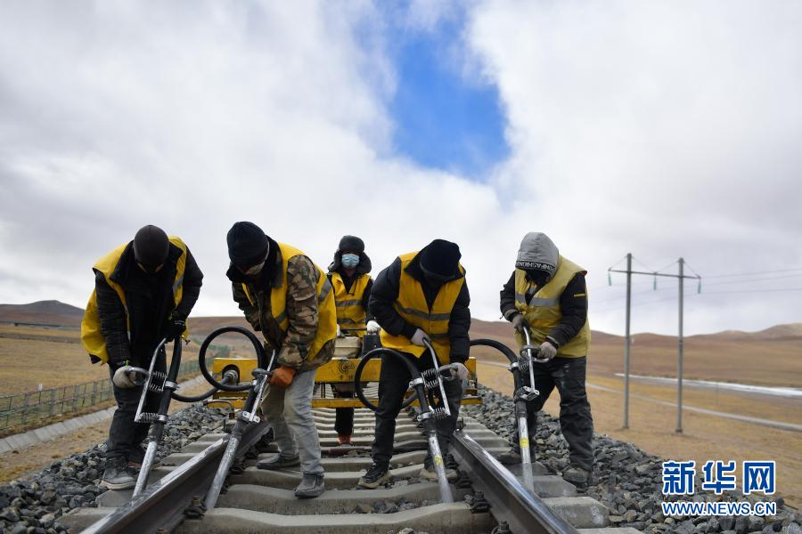 　　2月4日，养路工人在唐古拉山区养护青藏铁路。　　春运期间，青藏铁路公司格尔木工务段唐古拉线路车间的养路工们坚守在平均海拔4900米的唐古拉山区，守护着这段海拔最高、灾害最多的125公里冻土线路，让“天路”平稳延伸至高原深处。　　新华社记者 张龙 摄