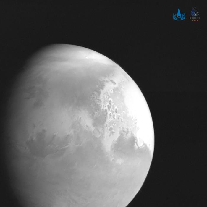 天问一号传回首幅火星图像,国家航天局供图 点击进入下一页