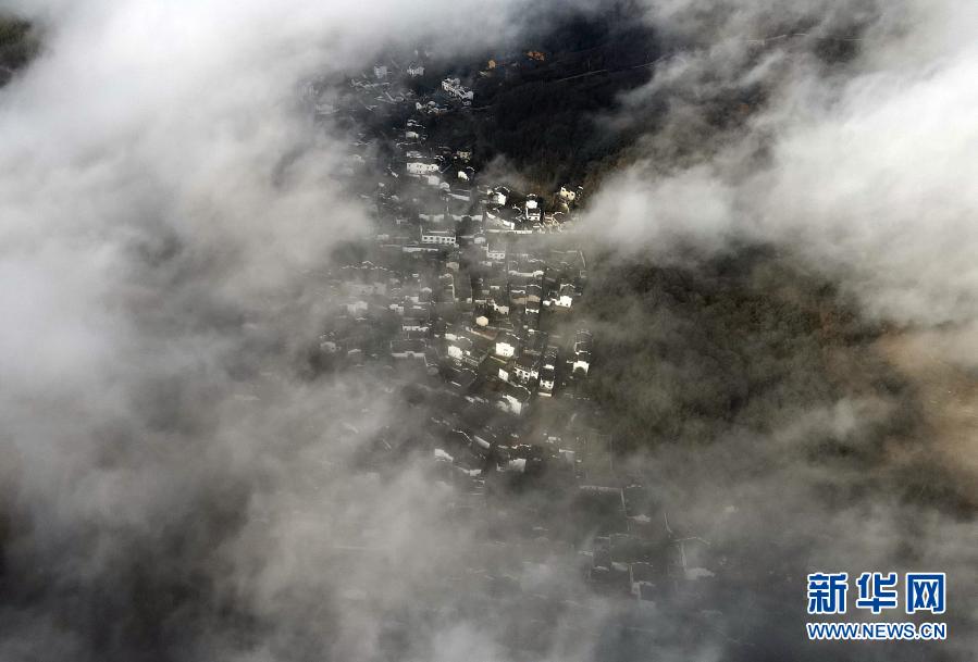 　　这是2月6日拍摄的云雾中的泾县查济古村（无人机照片）。　　当日，安徽省宣城市泾县出现云海景观，四周群山和千年古村查济村在云雾中时隐时现，美若画卷。　　新华社记者 周牧 摄
