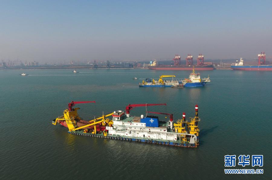 　　2月6日，两艘施工船在唐山港京唐港区25万吨级航道工程海域进行疏浚作业（无人机照片）。新华社发