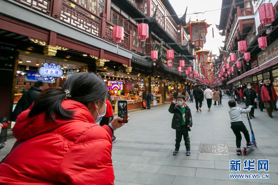 　　2月7日，市民在上海豫园游玩。　　春节将至，上海市节日氛围日渐浓厚。人们纷纷外出感受春意，采购年货，迎接新年。　　新华社记者 王翔 摄