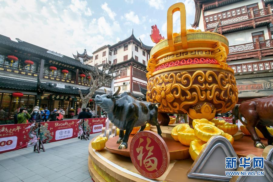 　　2月7日，市民在上海豫园观赏牛年主题景观。　　春节将至，上海市节日氛围日渐浓厚。人们纷纷外出感受春意，采购年货，迎接新年。　　新华社记者 王翔 摄