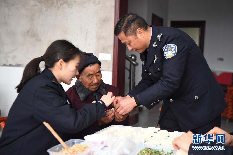 　　2月7日，志愿者卢祖华（右一）和尹婧（左一）在湖南常德津市同乐堡村和空巢老人周乃桃一起包饺子。　　为让春节不返乡的外出务工人员安心“就地过年”，湖南常德津市组织1800多名志愿者与留守儿童、空巢老人家庭定向结对，给予他们生活照料、心灵关爱、应急救助等帮扶，陪伴留守儿童、空巢老人温暖过年。　　新华社记者 薛宇舸摄