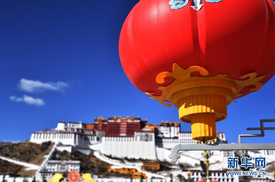 　　2月8日拍摄的布达拉宫前的大红灯笼。　　2021年农历春节与藏历新年是同一天，拉萨大街小巷充满节日气氛，各族人民将共同迎接“双新年”。　　新华社记者 觉果 摄