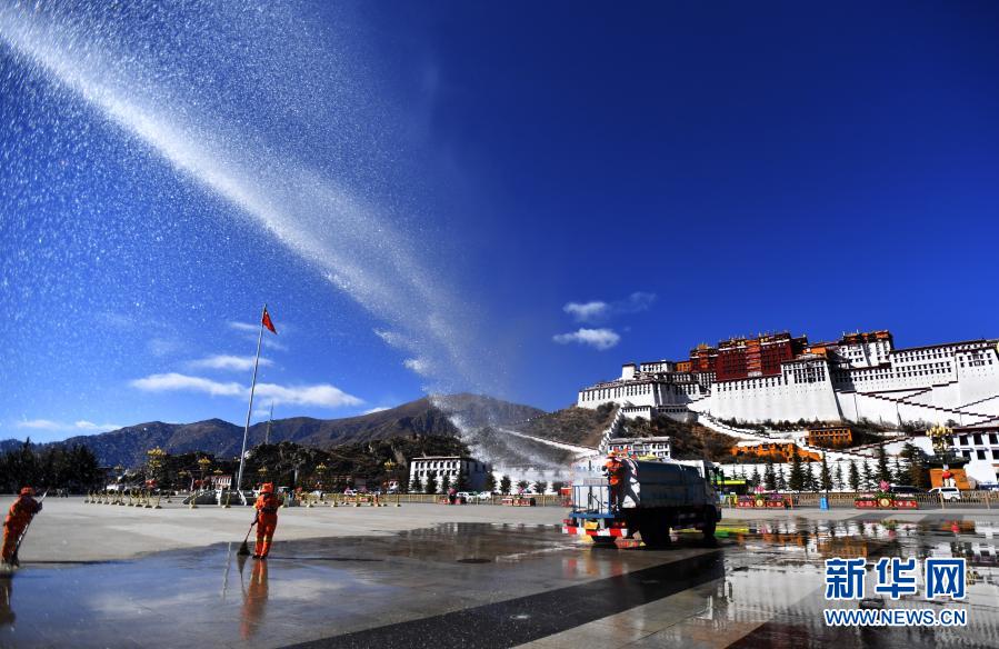 　　2月8日，环卫工人清洗布达拉宫广场。　　2021年农历春节与藏历新年是同一天，拉萨大街小巷充满节日气氛，各族人民将共同迎接“双新年”。　　新华社记者 觉果 摄
