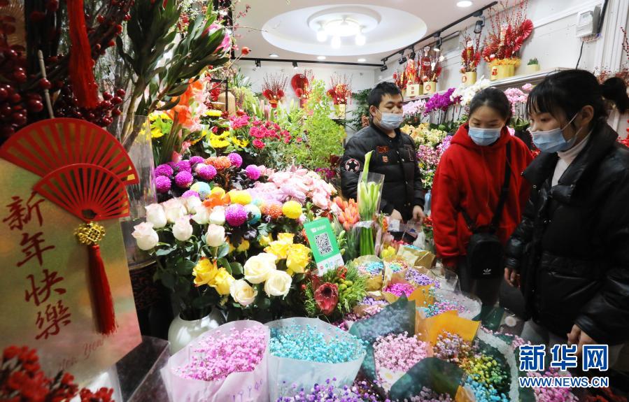 　　2月8日，市民在江苏省苏州市姑苏区一花卉市场选购花卉。新华社发（杭兴微 摄）