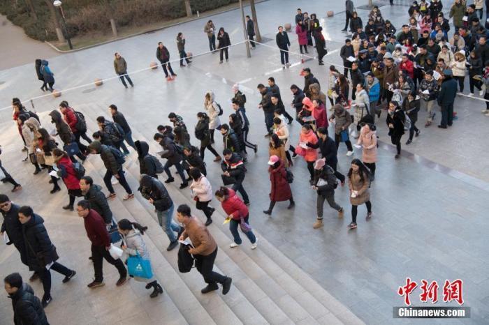 资料图:山西太原一公务员考点,考生准备进入考场。<a target='_blank' href='http://www.chinanews.com/'>中新社</a>记者 武俊杰 摄 点击进入下一页