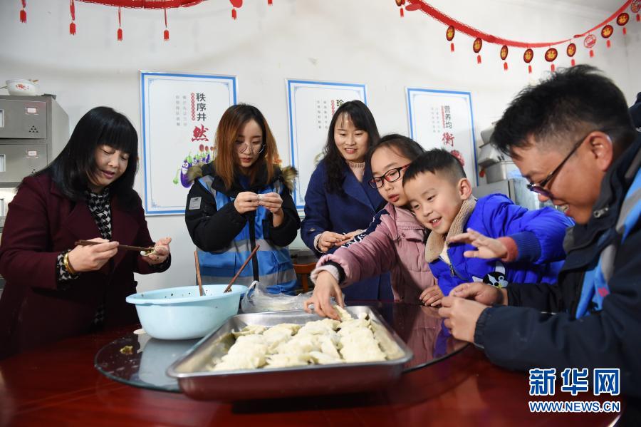 　　2月9日，在合肥市广德路钢桥梁工程项目驻地，员工和家属一起包饺子。　　春节临近，位于安徽省合肥市包河区的广德路钢桥梁工程项目工地，8名项目部管理人员和12名工人响应“就地过年”号召，留守在工地上过年。大家一起挂灯笼、包饺子、开展趣味活动，热热闹闹迎新春。　　新华社记者 周牧 摄