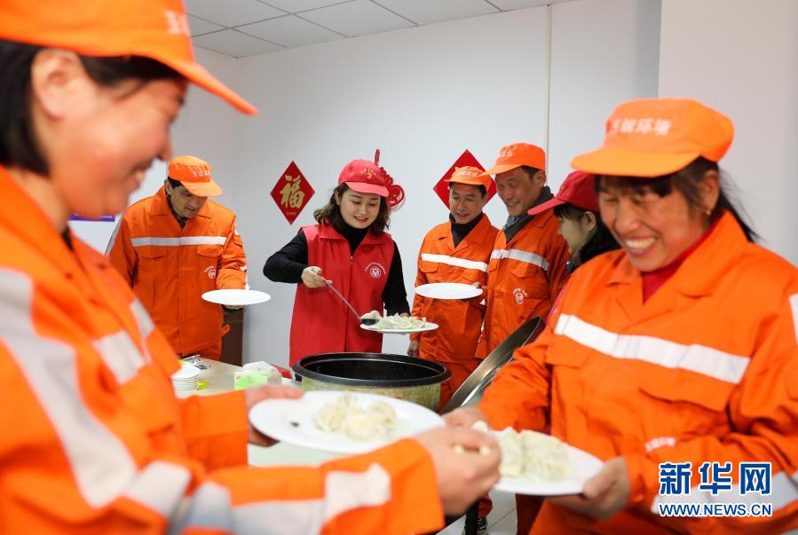 　　2月9日，志愿者给环卫工人盛水饺。　　当日傍晚，安徽省合肥市包河区同安街道朱岗社区青年先锋志愿服务队来到环卫爱心驿站，给环卫工人端上热腾腾的水饺，并送上新春祝福。据了解，春节期间，包河区城管局2000多名环卫工人大多选择就地过年、坚守岗位。　　新华社记者 曹力 摄