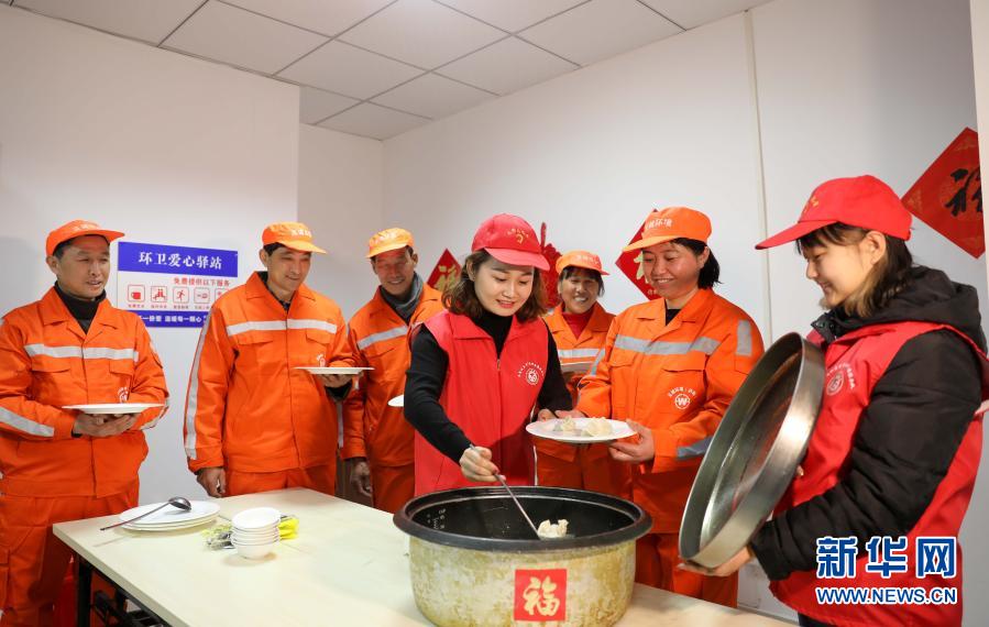 　　2月9日，志愿者给环卫工人盛水饺。　　当日傍晚，安徽省合肥市包河区同安街道朱岗社区青年先锋志愿服务队来到环卫爱心驿站，给环卫工人端上热腾腾的水饺，并送上新春祝福。据了解，春节期间，包河区城管局2000多名环卫工人大多选择就地过年、坚守岗位。　　新华社记者 曹力 摄