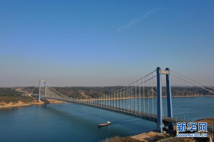 　　2月9日，湖北宜都长江大桥正式通车。　　宜都长江大桥是《国家公路网规划（2013年-2030年）》中纵线G59呼和浩特-北海高速公路宜昌至张家界段的控制性工程。大桥主跨1000米，为双塔钢桁梁悬索桥，桥面全长2761米，主桥、引桥、接线全长15.679公里，于2016年开工建设，总投资33.85亿元。　　新华社发