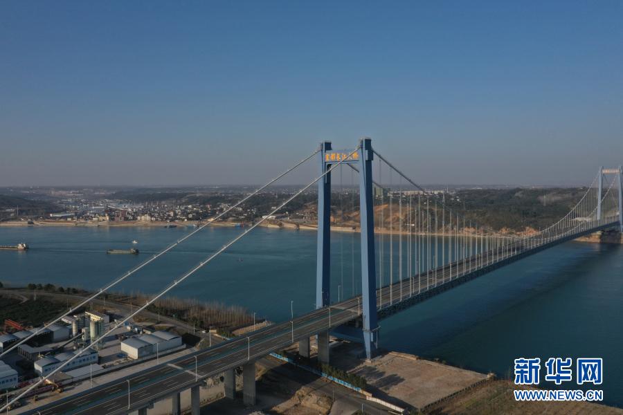 　　2月9日，湖北宜都长江大桥正式通车。　　宜都长江大桥是《国家公路网规划（2013年-2030年）》中纵线G59呼和浩特-北海高速公路宜昌至张家界段的控制性工程。大桥主跨1000米，为双塔钢桁梁悬索桥，桥面全长2761米，主桥、引桥、接线全长15.679公里，于2016年开工建设，总投资33.85亿元。　　新华社发