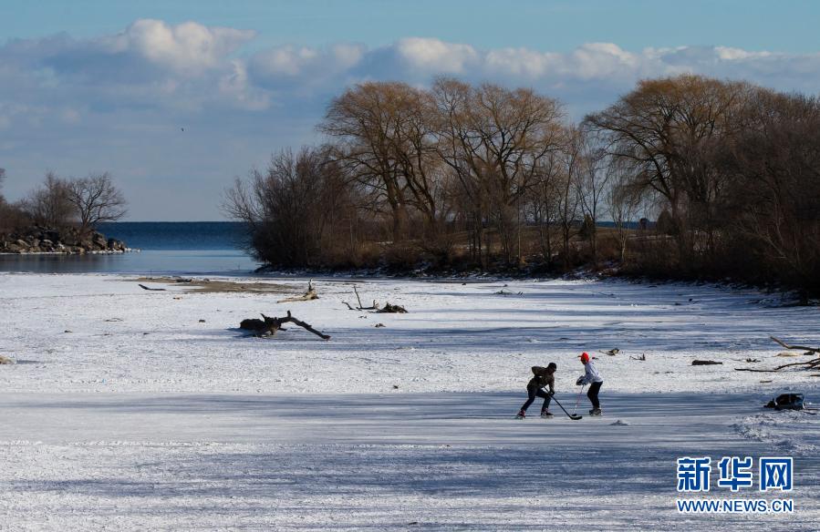 　　2月11日，在加拿大多伦多，人们在结冰的安大略湖面上打冰球。　　当日，加拿大多伦多发布极寒天气预警。　　新华社发（邹峥摄）