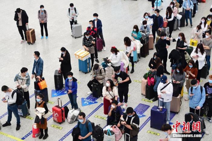 2月6日,广东省深圳市深圳北站,旅客在站内排队候车。<a target='_blank' href='http://www.chinanews.com/'>中新社</a>记者 陈文 摄 点击进入下一页
