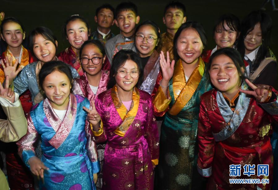 武汉西藏中学学生欢庆藏历新年（2月12日摄）。新华社记者 程敏 摄