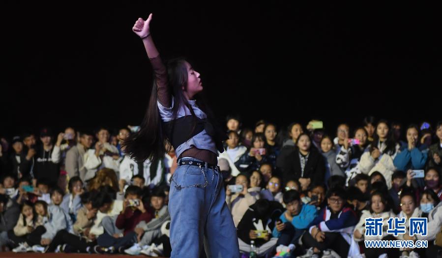 武汉西藏中学学生在操场上表演节目（2月12日摄）。新华社记者 程敏 摄
