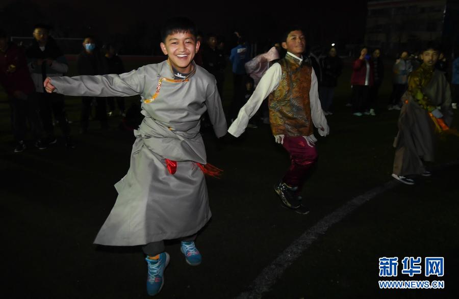 武汉西藏中学学生在操场上跳舞（2月12日摄）。新华社记者 程敏 摄