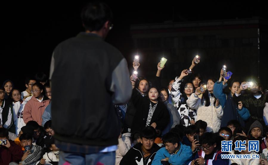 武汉西藏中学学生观看同学表演节目（2月12日摄）。新华社记者 程敏 摄