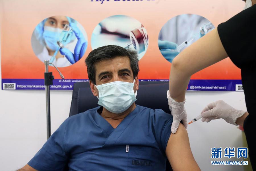 2月12日，一名男子在土耳其安卡拉接种中国科兴公司生产的新冠疫苗。土耳其卫生部长科贾12日说，全国疫苗接种人数已超350万，自12日起开始为65岁以上人群接种疫苗。新华社发（穆斯塔法·卡亚摄）