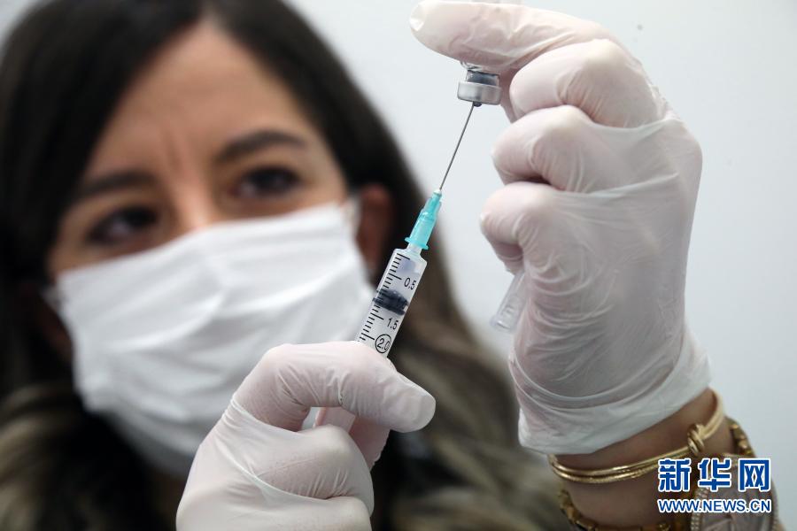 2月12日，医务人员在土耳其安卡拉为市民接种中国科兴公司生产的新冠疫苗。土耳其卫生部长科贾12日说，全国疫苗接种人数已超350万，自12日起开始为65岁以上人群接种疫苗。新华社发（穆斯塔法·卡亚摄）