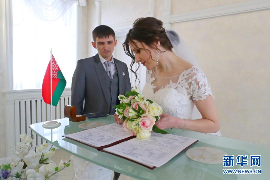2月12日，在白俄罗斯首都明斯克，一对情侣在婚姻登记处办理婚姻登记。2021年2月12日用日月年的日期排列顺序是“12022021”，被认为是今年的“对称日”。当日，很多白俄罗斯情侣登记结婚，希望能够带来好运。新华社发（任科夫摄）
