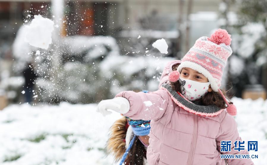 2月14日，孩子们在阿尔巴尼亚首都地拉那的雪地里玩耍。地拉那13日夜间迎来降雪。新华社发（根特·奥努齐摄）