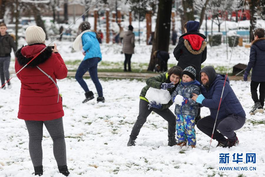 2月14日，人们在阿尔巴尼亚首都地拉那的雪地里拍照。地拉那13日夜间迎来降雪。新华社发（根特·奥努齐摄）
