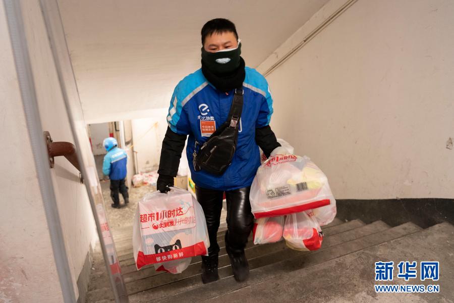2月4日，在哈尔滨市香坊区一大型超市的配送站点，刘刚准备将分装好的商品装车配送。新华社记者 谢剑飞 摄