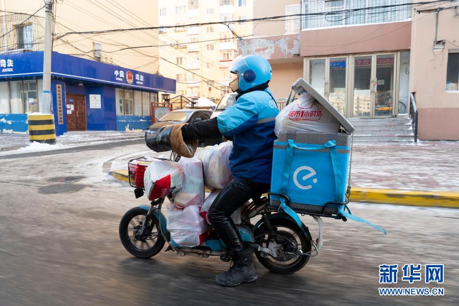 2月4日，在哈尔滨市香坊区，刘刚在配送商品。新华社记者 谢剑飞 摄