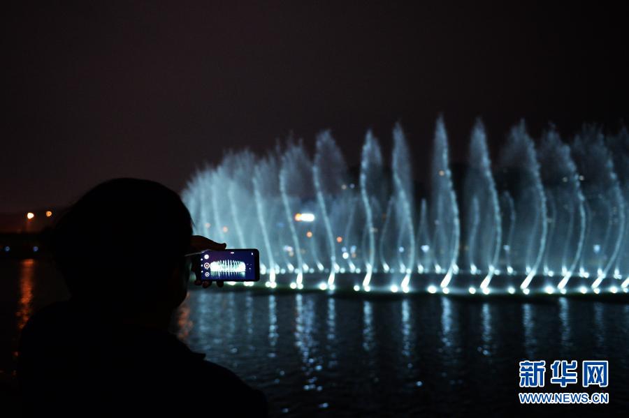 2月15日，市民在拍摄梅溪湖音乐喷泉。近日，位于湖南省长沙市的梅溪湖音乐喷泉经修缮后重新开放。喷泉与灯光交织，变幻出绚丽多姿的水柱，跟随音乐翩翩律动，吸引市民驻足观赏。新华社记者 陈振海 摄